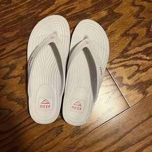 Like new! Reef white flip flops 
Size 9